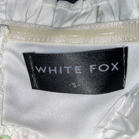 White Fox Boutique Off the Shoulder Crop Top🤍 - Picture 2 of 3